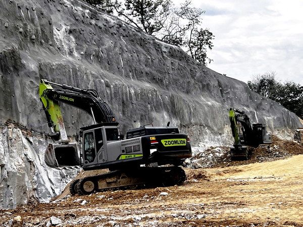 Malaysian Customers Repurchase ZOOMLION Earthmoving Machinery in Batches